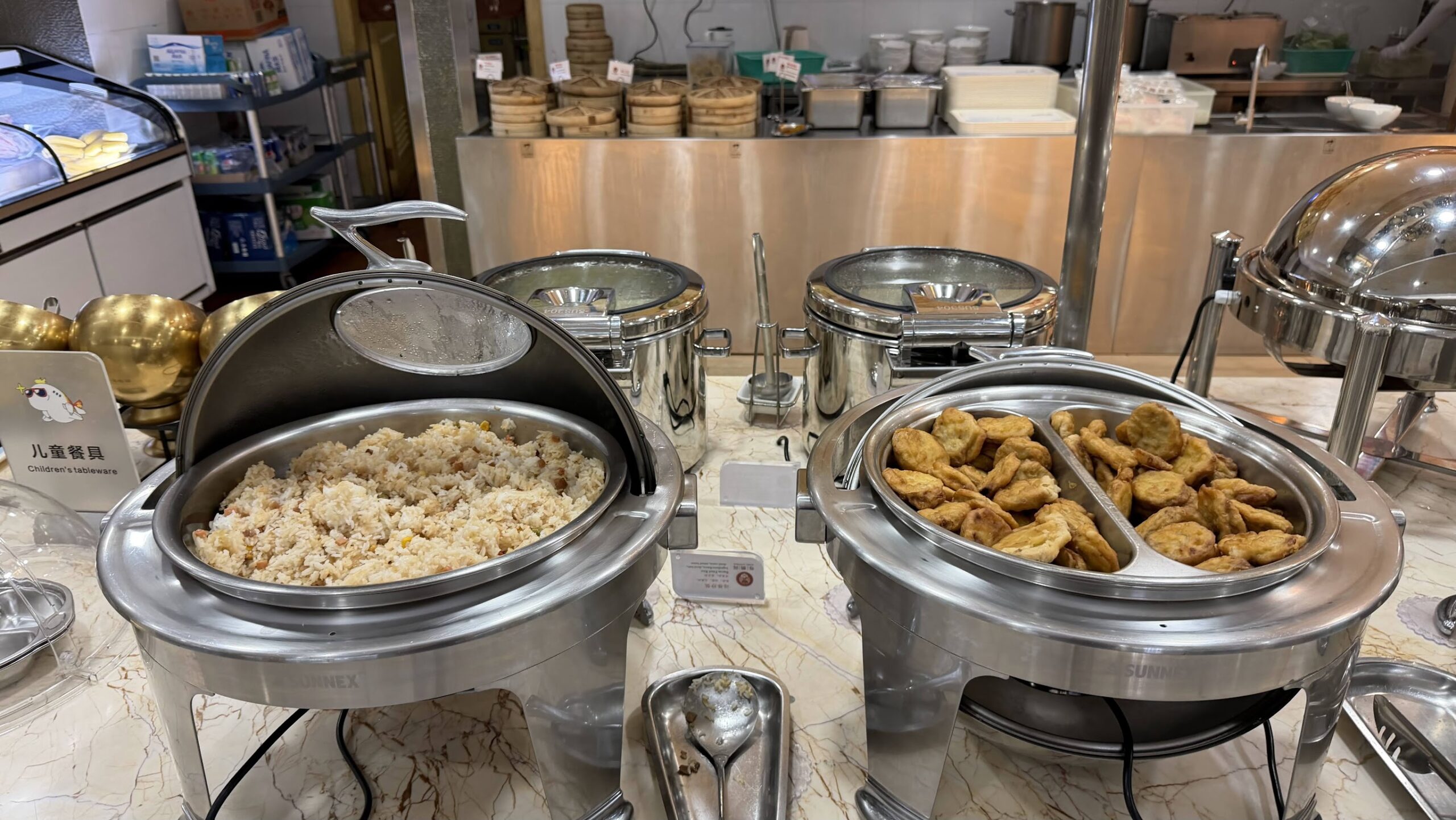 Shenzhen Airlines King Lounge fried rice and hot buffet dishes