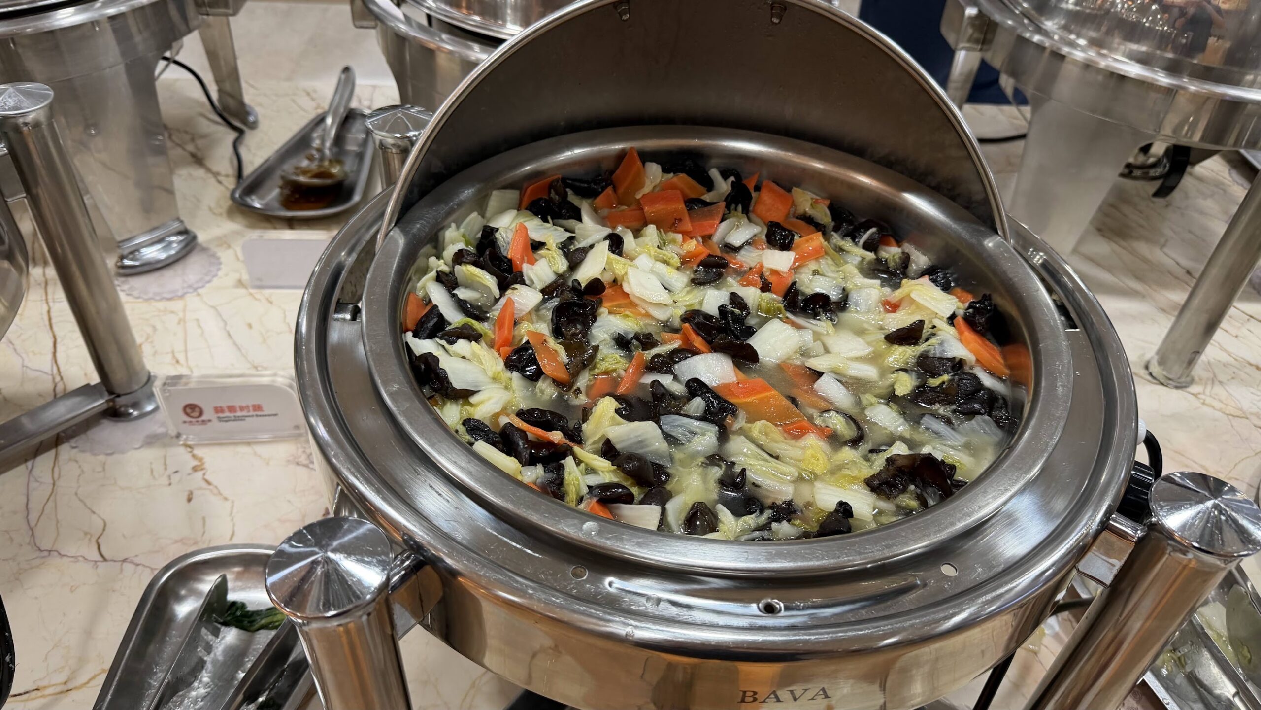 Shenzhen Airlines King Lounge cabbage with wood ear mushrooms and carrots