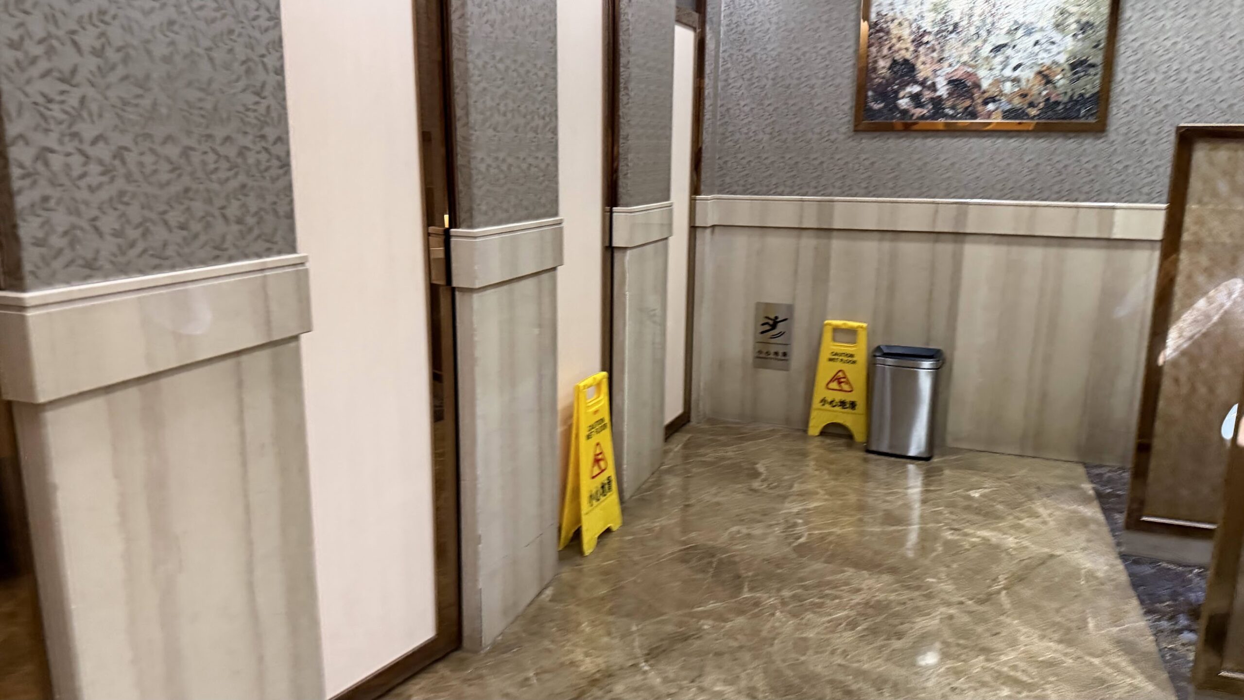 Shenzhen Airlines King Lounge washroom corridor