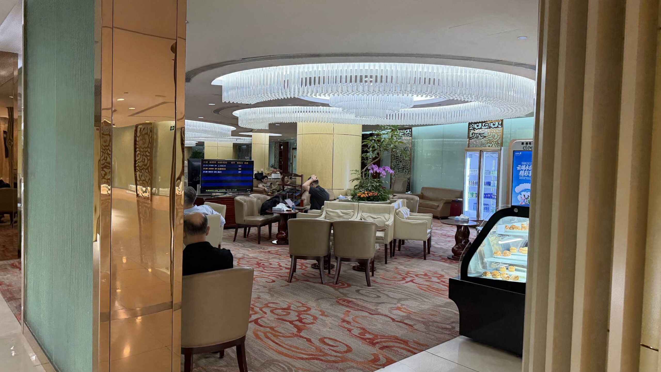 Shenzhen Airlines King Lounge seating near the entrance