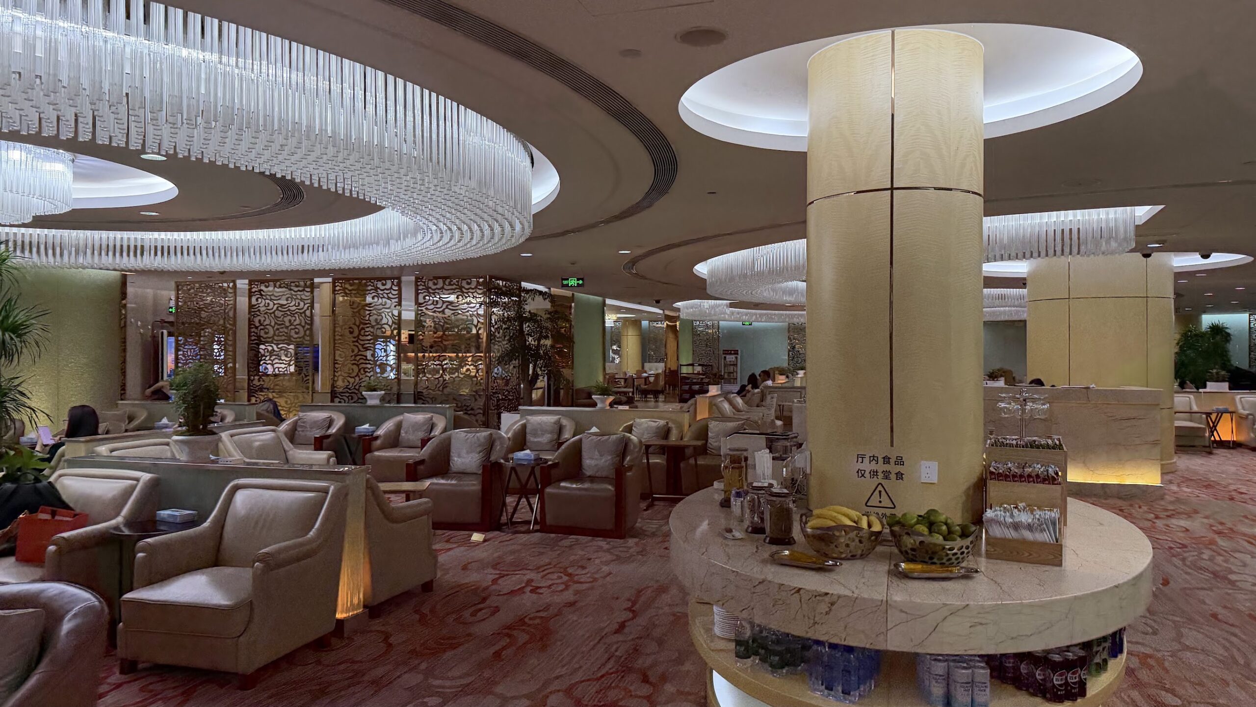 Shenzhen Airlines King Lounge central drinks counter and seating