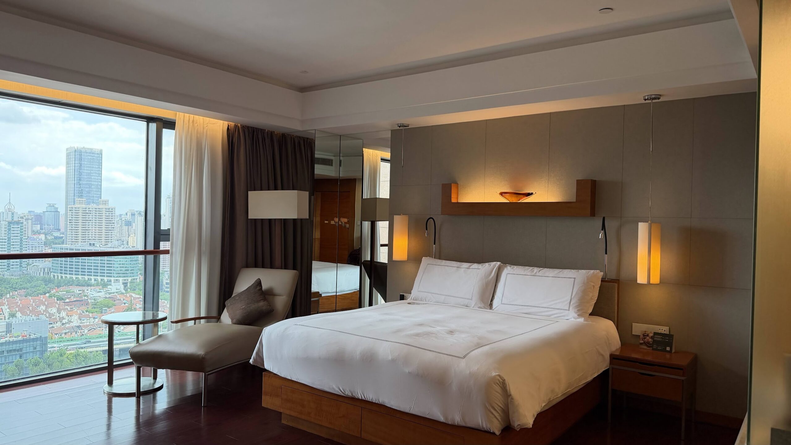 Swissôtel Grand Shanghai Executive Suite king bedroom and daybed