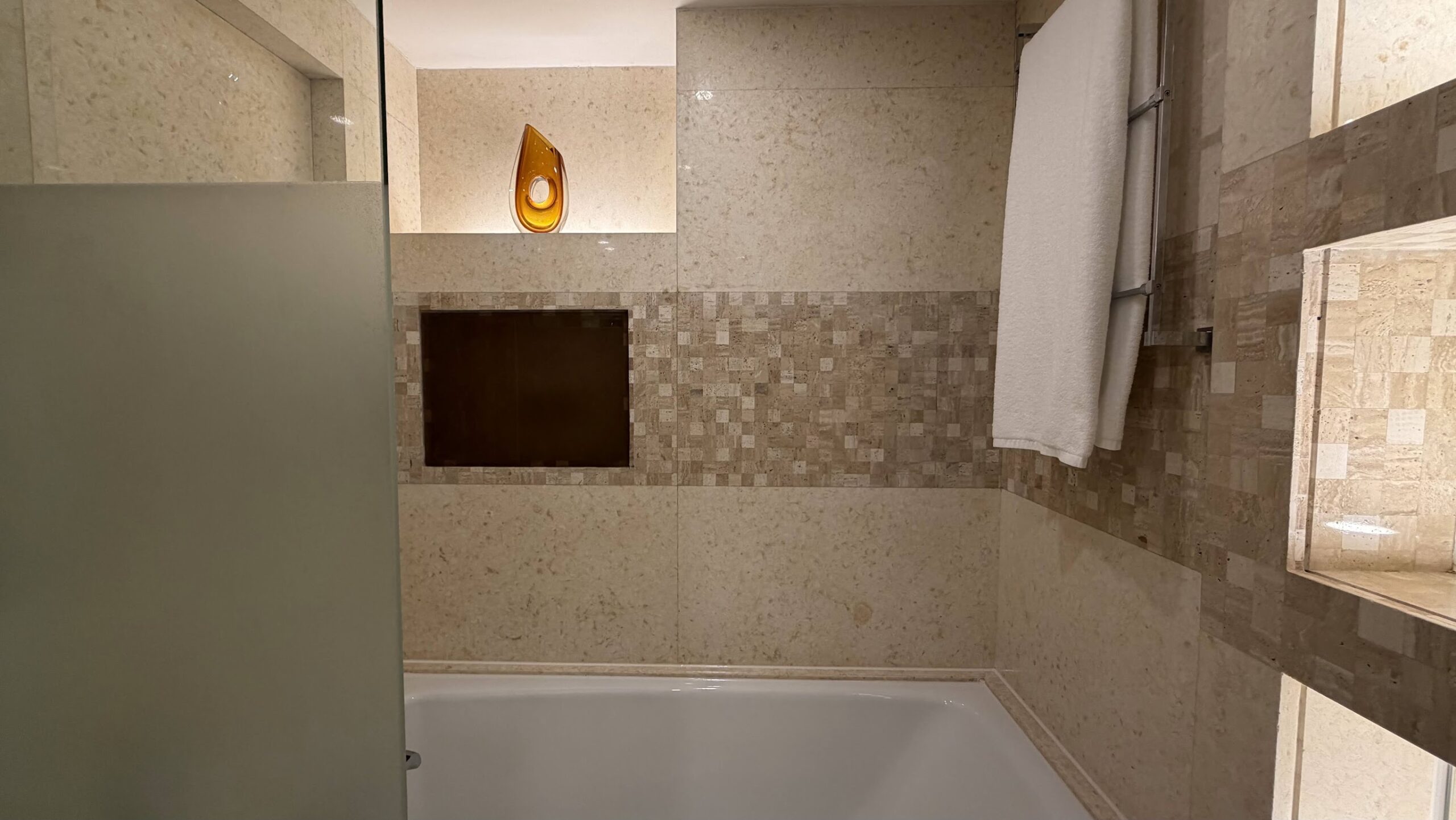 Swissôtel Grand Shanghai Executive Suite bathroom bathtub