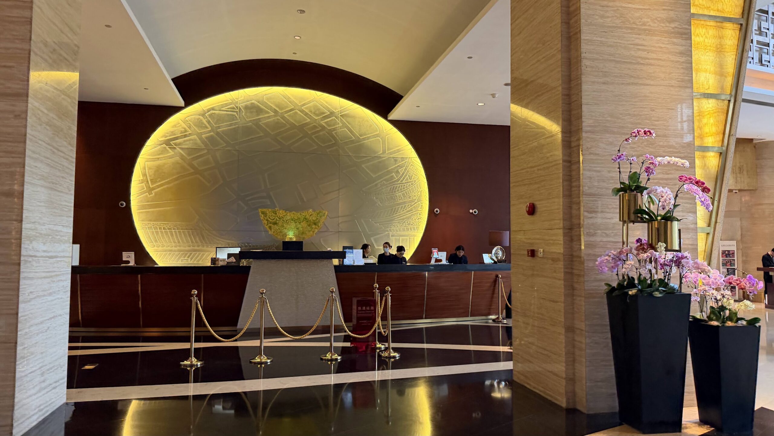 Swissôtel Grand Shanghai reception desks and backlit map