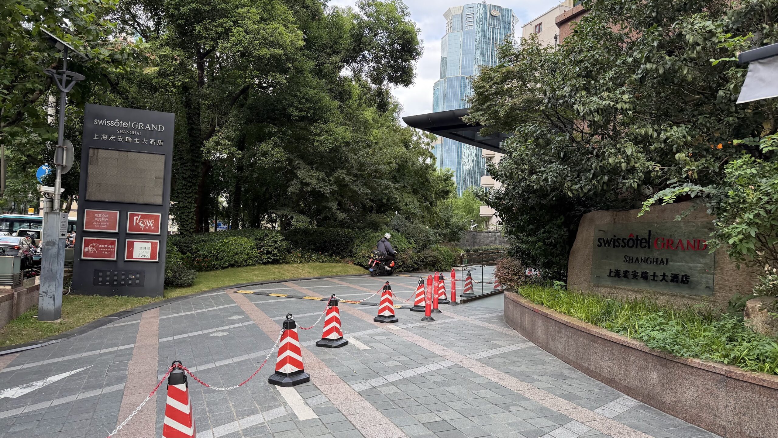 Swissôtel Grand Shanghai entrance and driveway