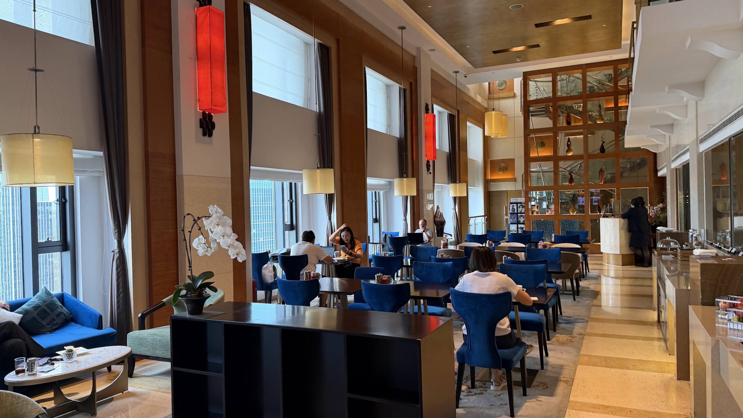 Swissôtel Grand Shanghai Swiss Executive Lounge seating and dining area