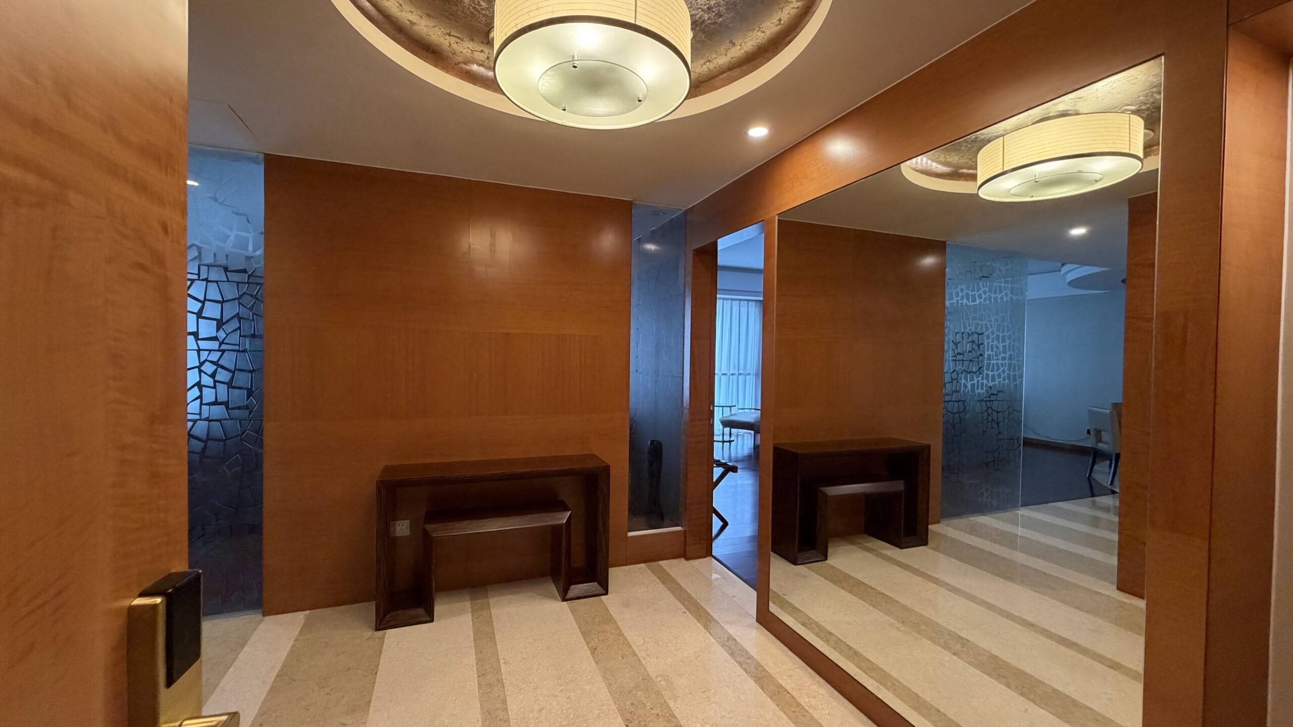 Swissôtel Grand Shanghai Executive Suite entrance foyer