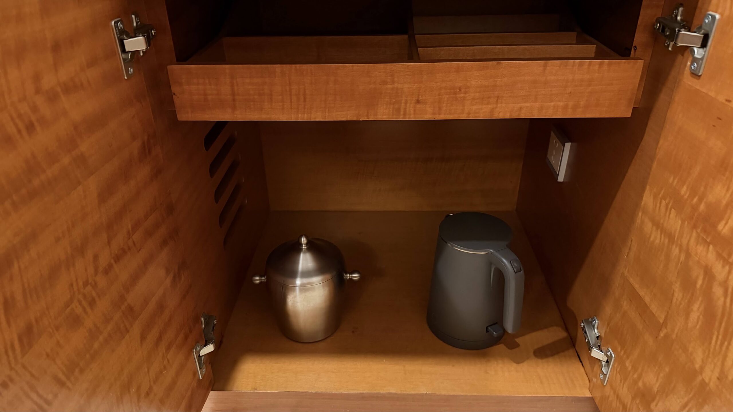 Swissôtel Grand Shanghai Executive Suite pantry with kettle and ice bucket