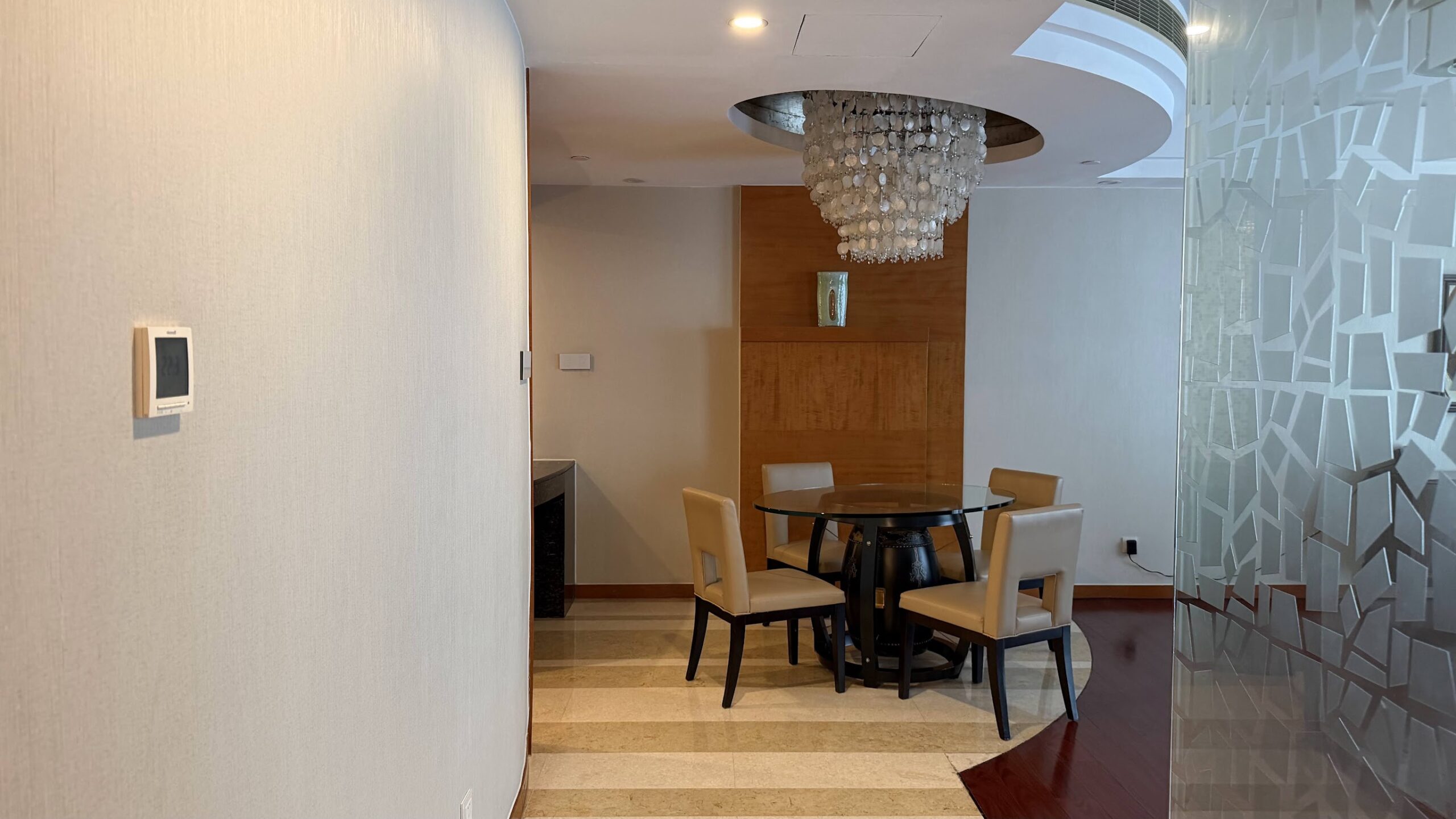 Swissôtel Grand Shanghai Executive Suite dining area