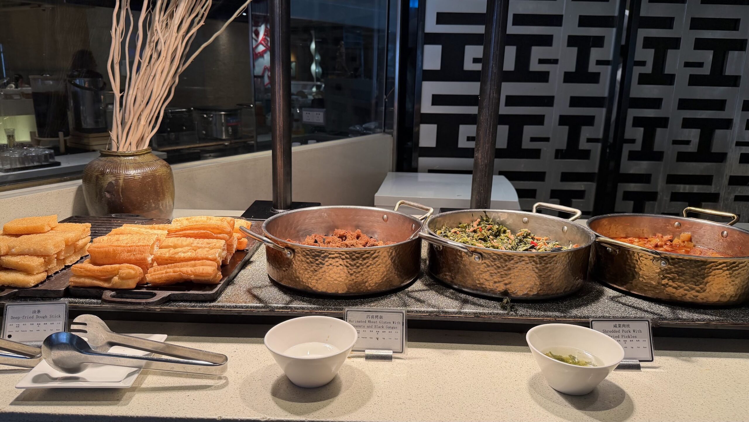 Swissôtel Grand Shanghai Café Swiss youtiao and Chinese breakfast dishes