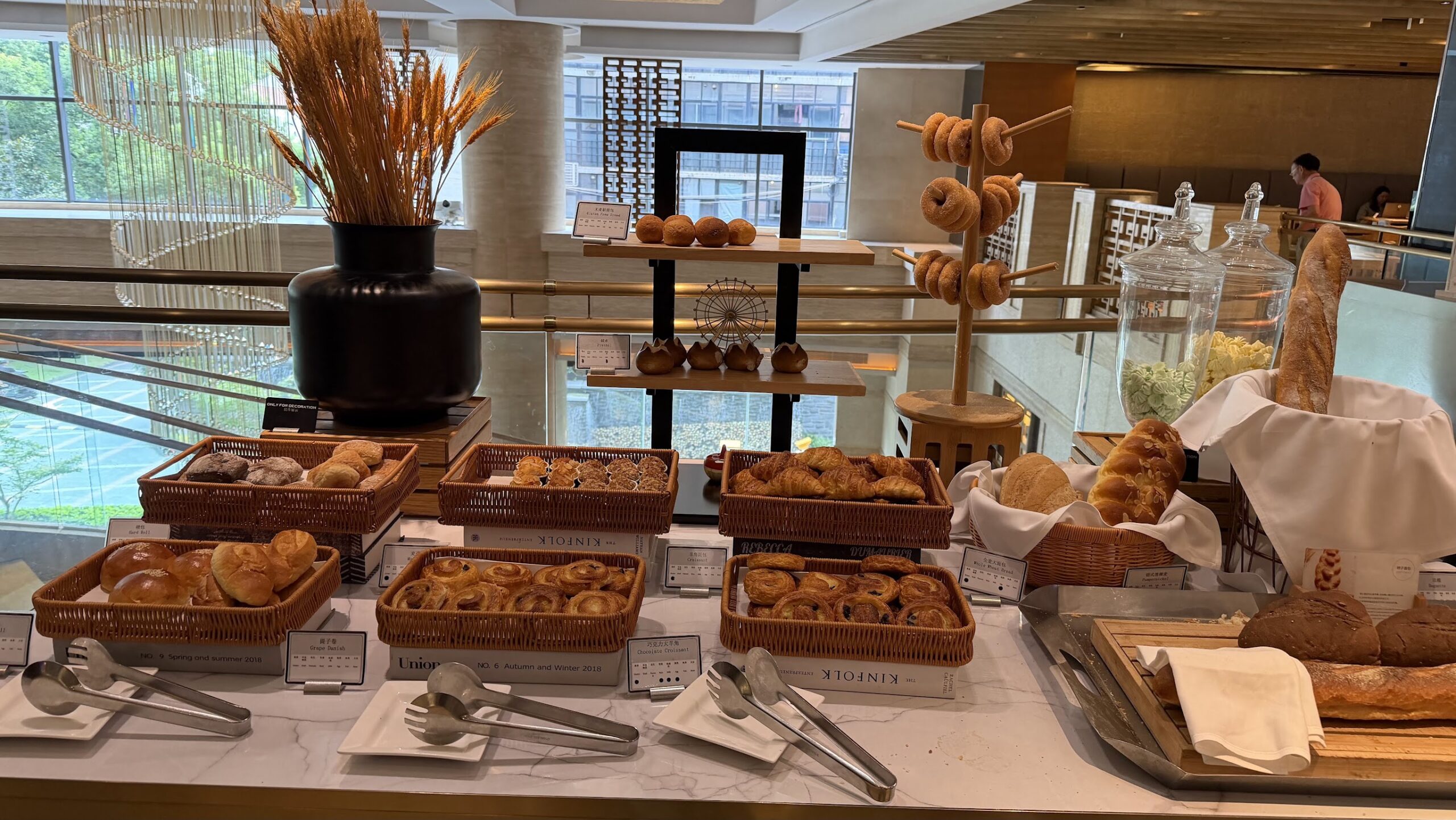 Swissôtel Grand Shanghai Café Swiss pastries and bread