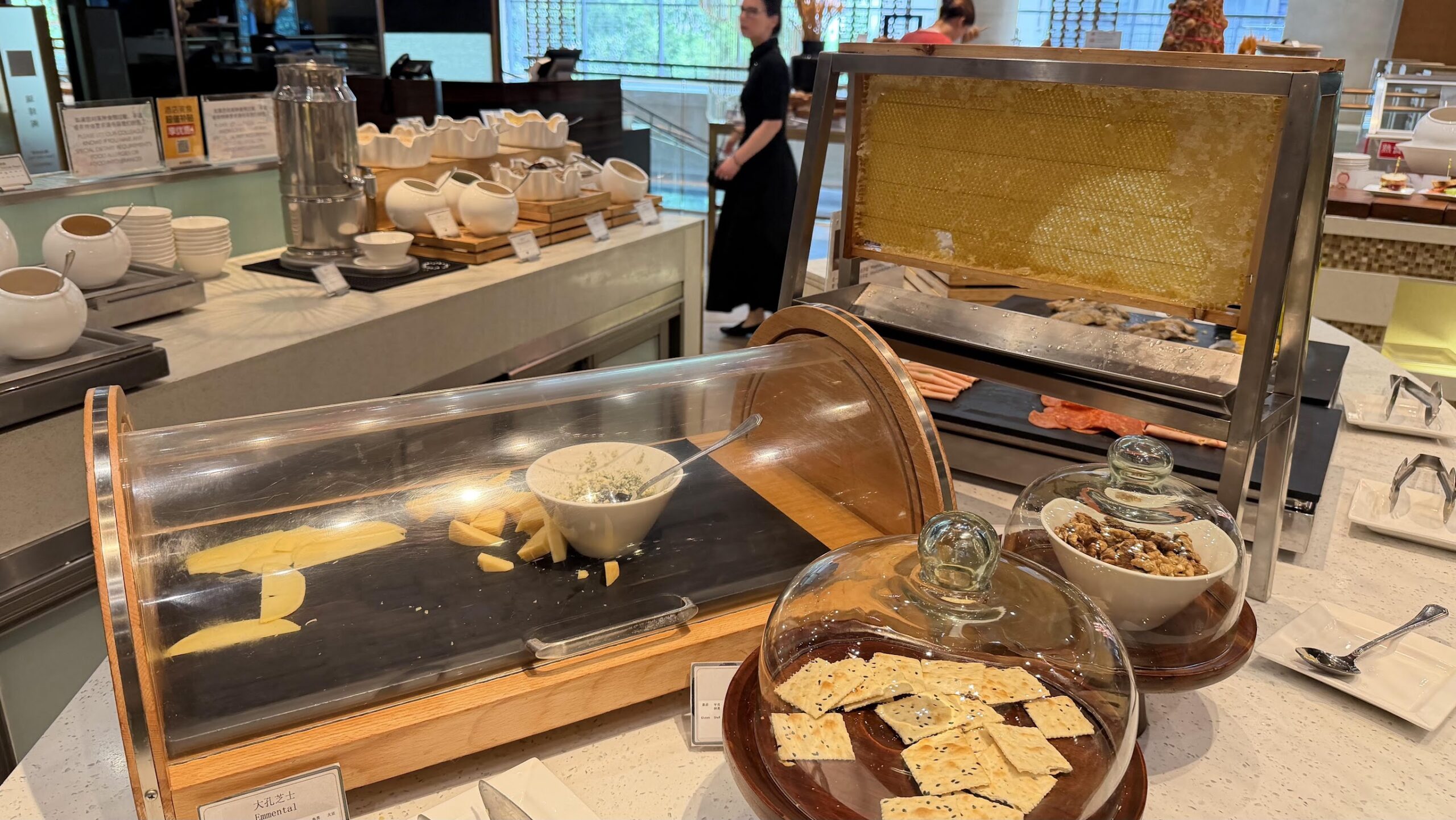 Swissôtel Grand Shanghai Café Swiss cheese, honeycomb, crackers and walnuts