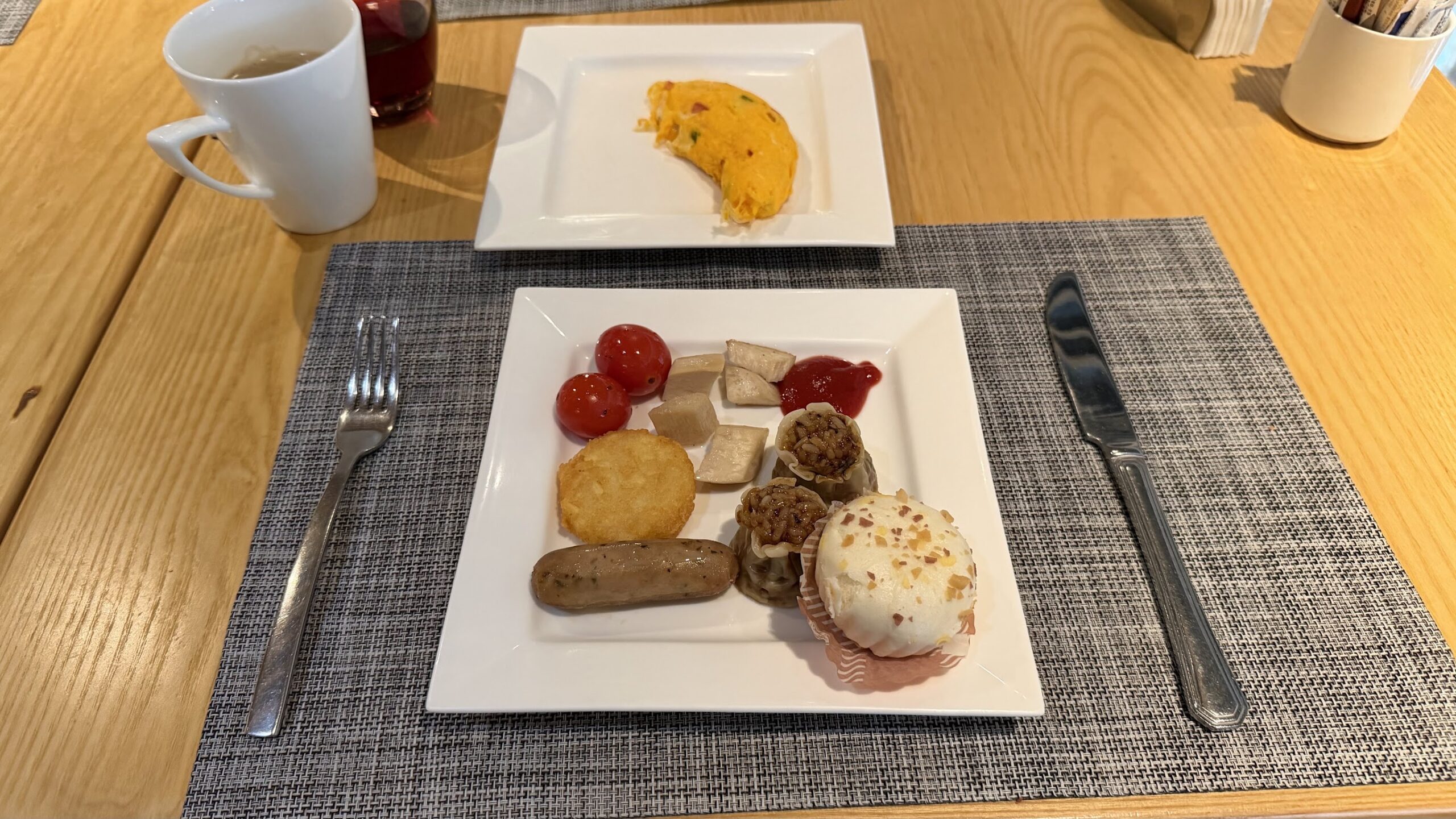Swissôtel Grand Shanghai Café Swiss breakfast plate and omelette