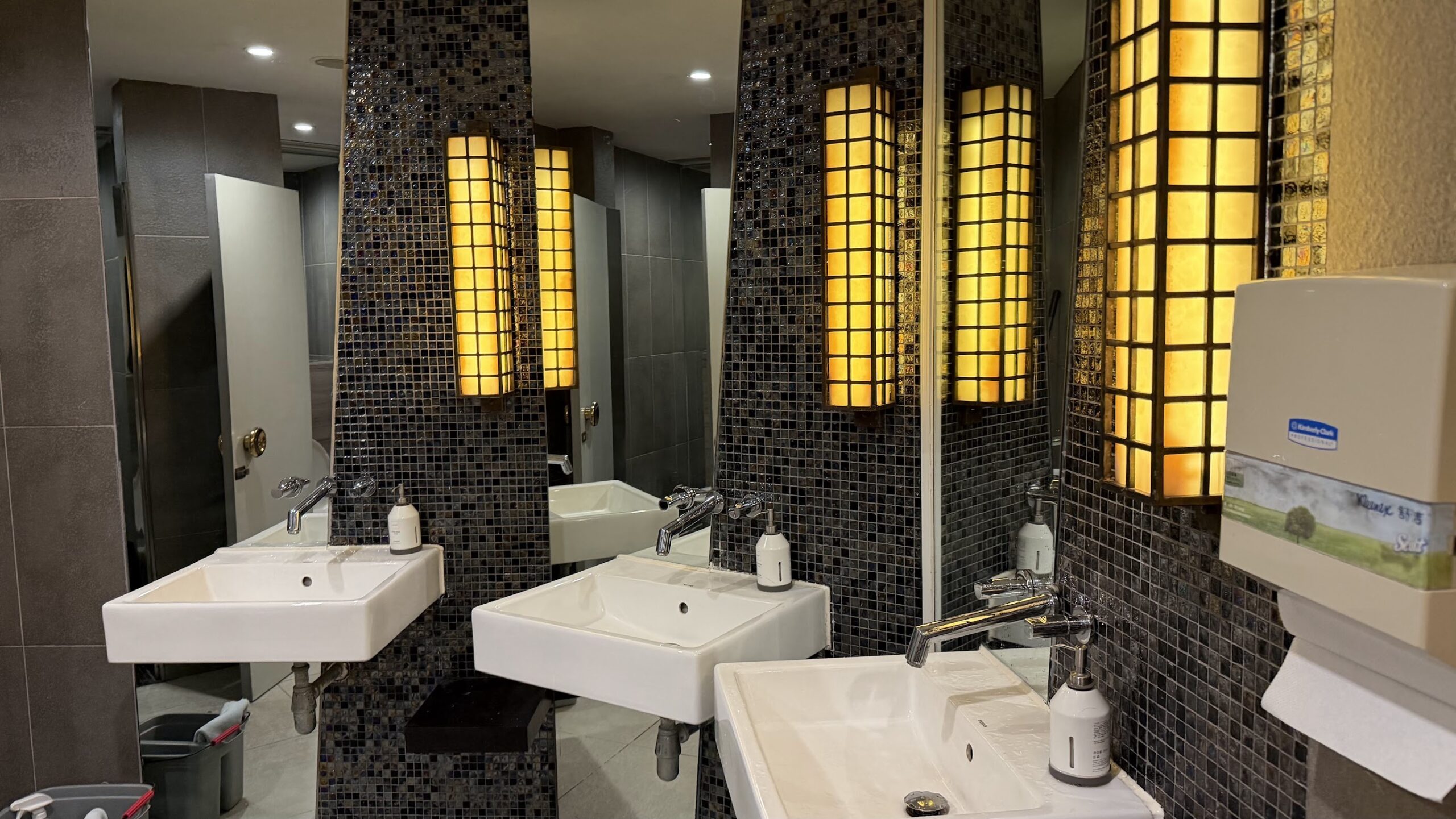 Swissôtel Grand Shanghai Swimming Pool washrooms