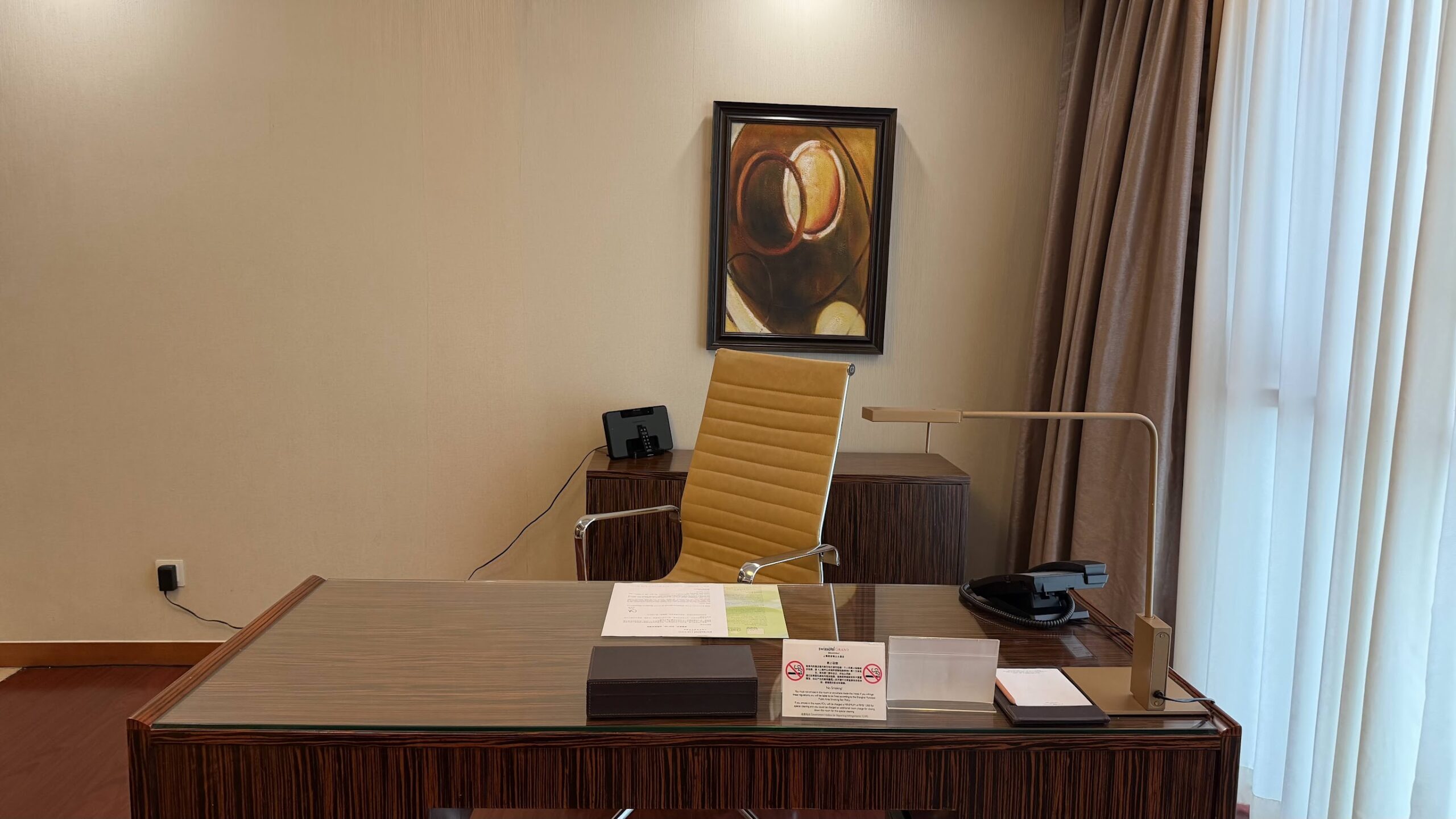 Swissôtel Grand Shanghai Executive Suite work desk